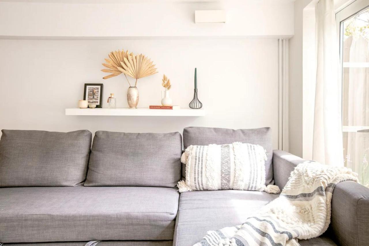 Garden Flat On Leafy Cator Estate In Blackheath *